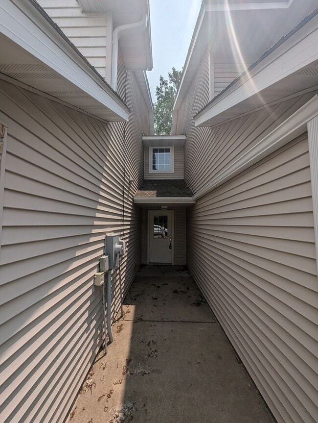 Building Photo - Updated 3BR Townhome in Eagan – Close to S...