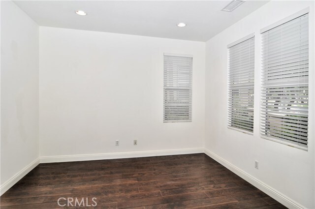 Building Photo - 36 Tall Oak