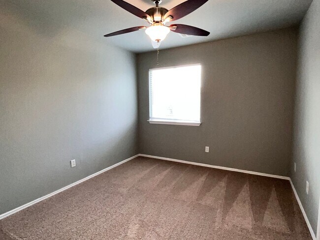 Building Photo - 2825 Deerfern Ln