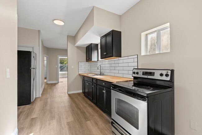 Building Photo - Spacious 4 Bedroom Single Family on Susquehanna St