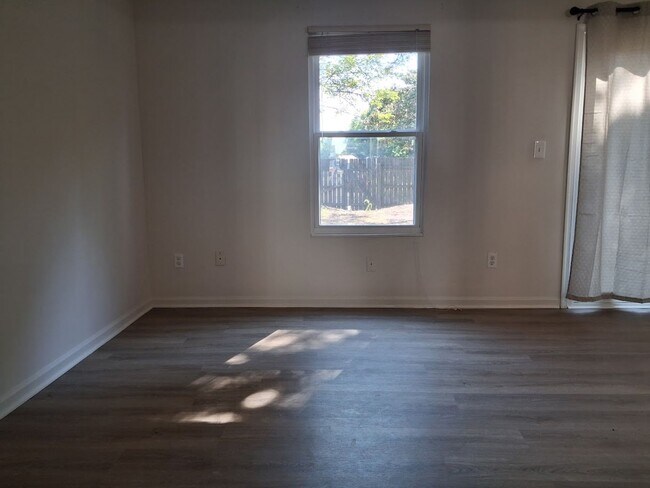 Building Photo - Charming 3BR Townhouse with Fenced Backyard and Community Pool