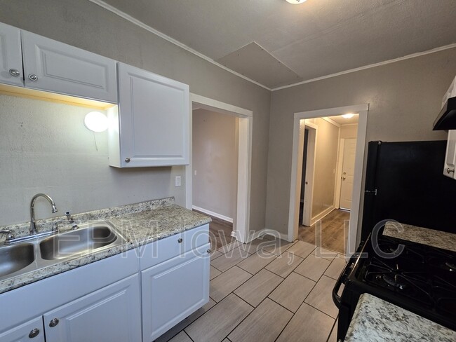 Building Photo - 214 Edwards St