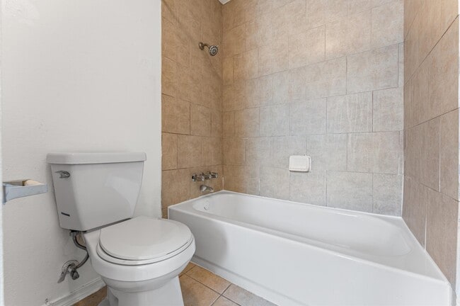 Building Photo - 1502 Ashmore Dr