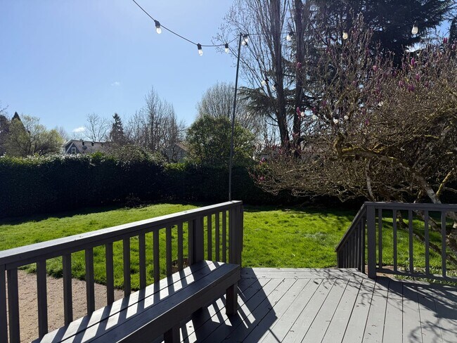 Building Photo - Charming historic home McMinnville 4 bed / 2.5 bath