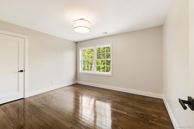 Building Photo - 2 Hallock Ct
