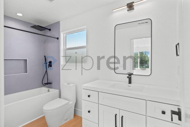 Building Photo - Unit 2
