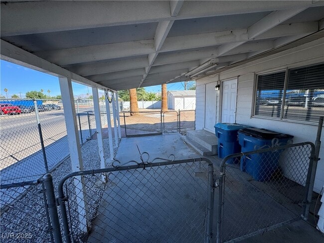 Building Photo - 1300 E Nelson Ave