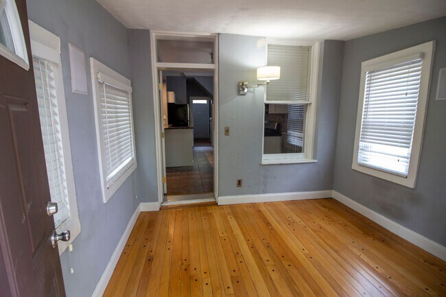Building Photo - 2 bed/1 bath, Single-family Home! Modern and spacious with off-street parking and a relaxing back...