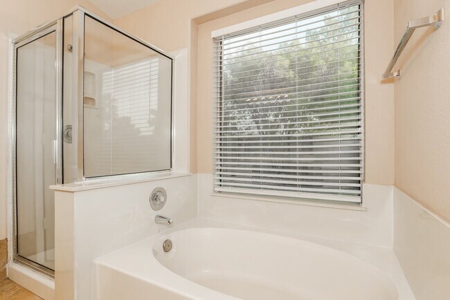 Building Photo - 1625 E Sheffield Ave