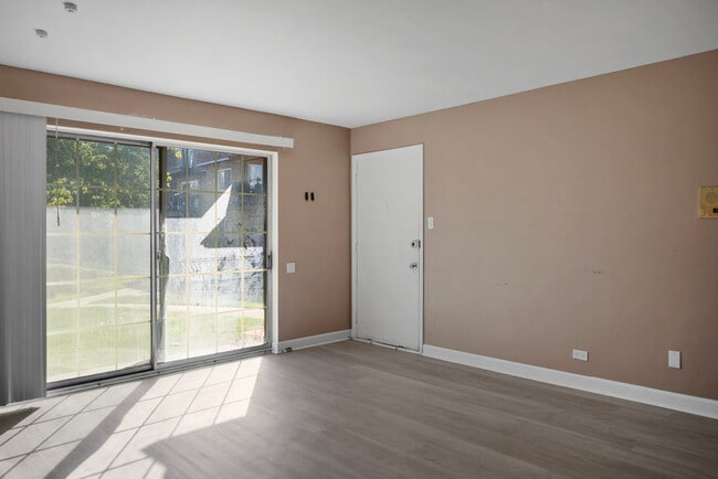 Building Photo - 9418 Bay Colony Dr