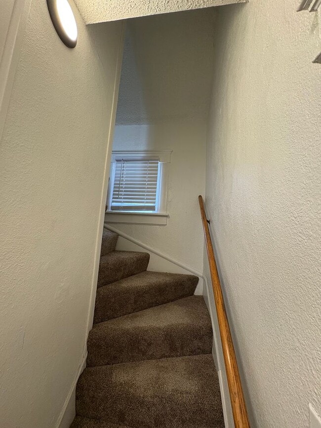 Building Photo - Beautiful 4 Bedroom, 2 Bath in Prime Location