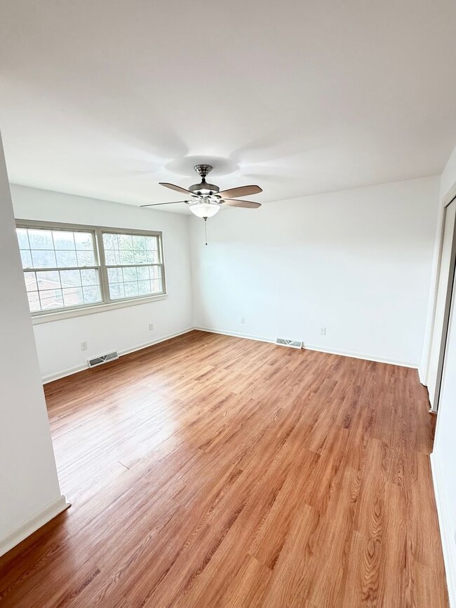 Building Photo - Newly Renovated 3 Bedroom 1.5 Bath House f...