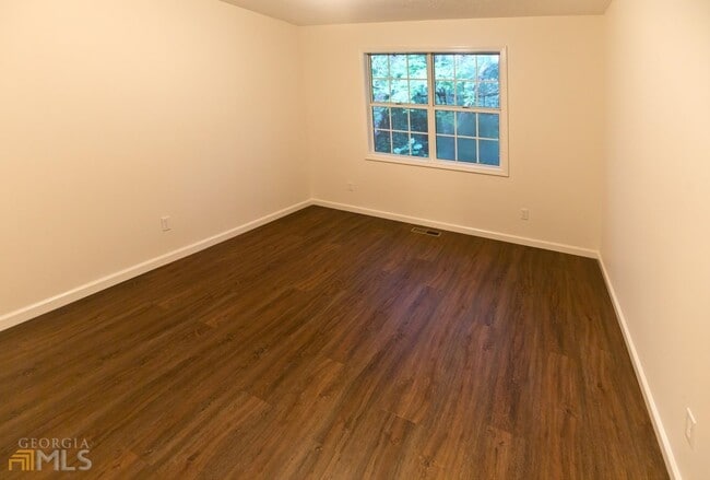 Building Photo - 653 Covecrest Dr