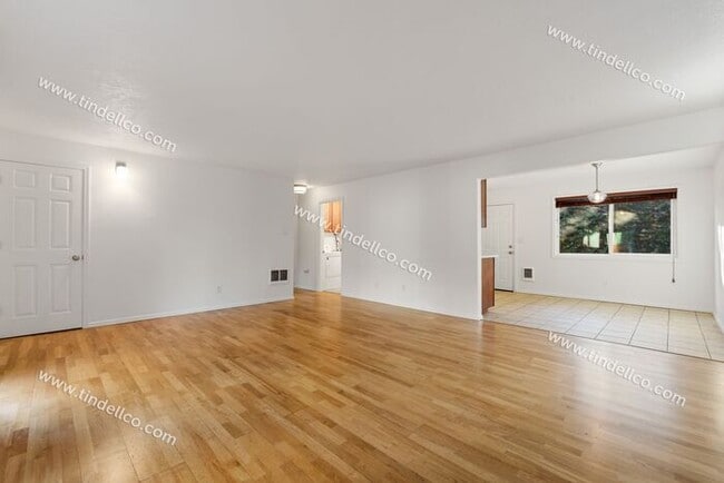 Building Photo - Cozy Multnomah Village Condo- Water, Sewer and Garbage included!