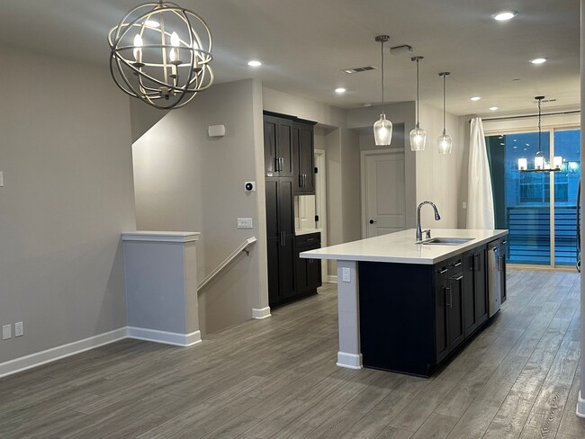 Building Photo - 1812 Mint Ter