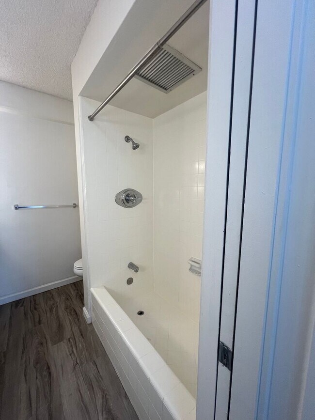 Building Photo - 1 Bedroom Kapiolani Manor by Ala Moana with Parking, Pool