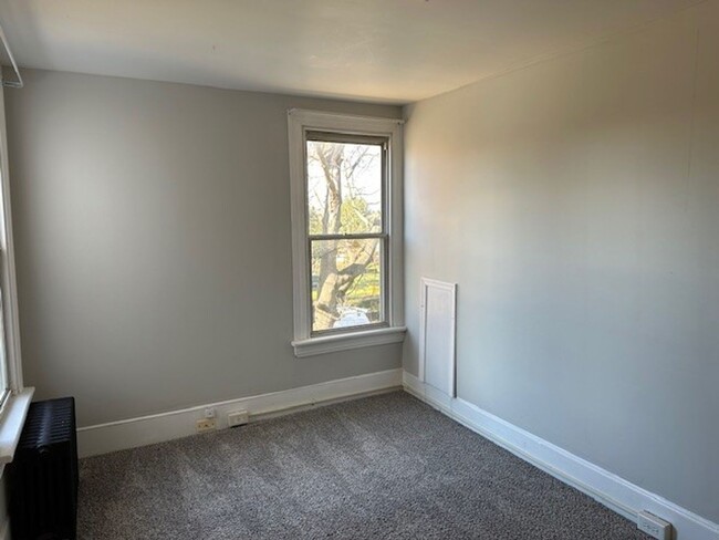 Building Photo - Spacious 3 Bedroom 1.5 Bathroom Home In Ce...