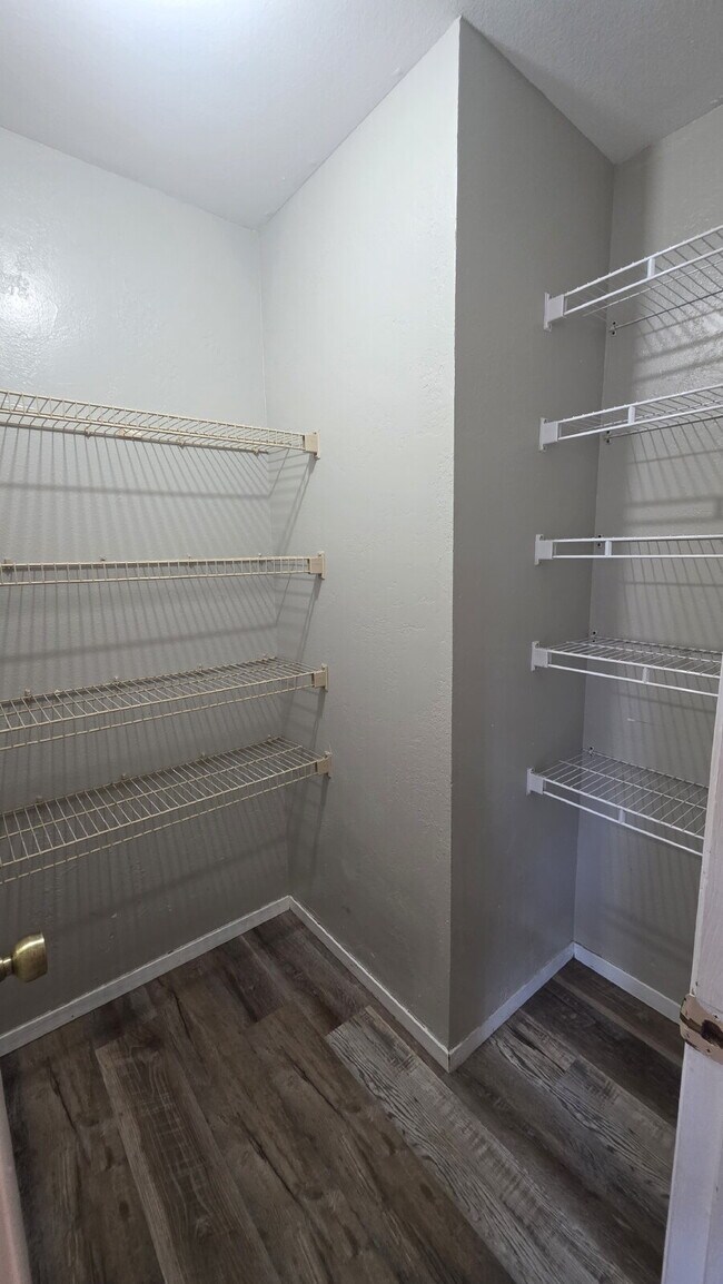 Building Photo - 2 Bed- 1 Bath on Darby West Side