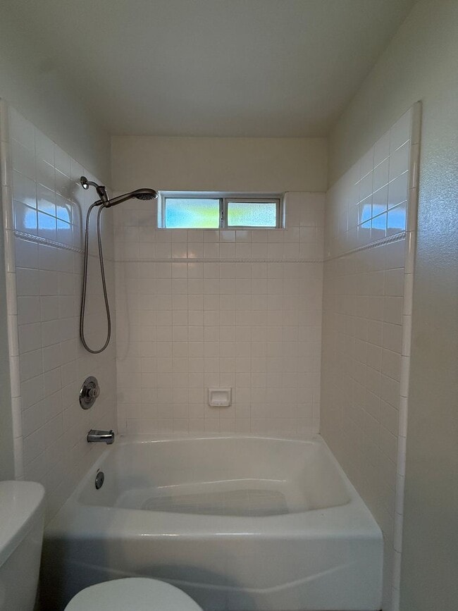 Building Photo - Rolling Hills Single Story Home Includes All Basic Utilities