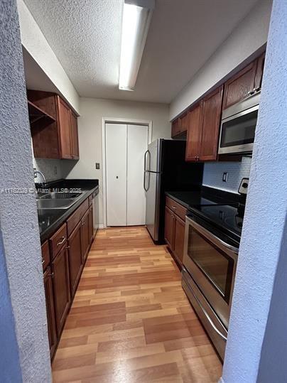 Building Photo - 755 Riverside Dr