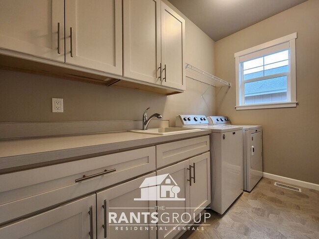 Building Photo - Single-Story 1,915 sq. ft. Home with 2-Car...