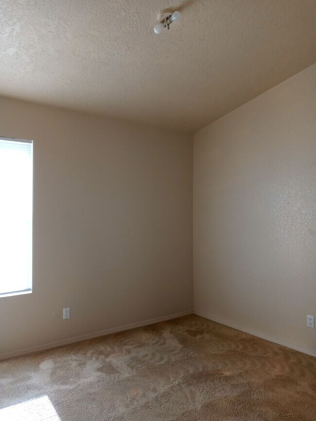 Building Photo - Affordable Ventana Cutie!!