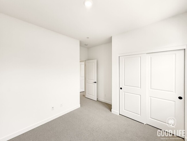 Building Photo - Stunning 3B/2.5BA Townhome in San Marcos A...