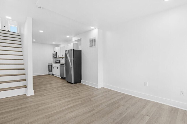 Building Photo - GORGEOUS end unit in Baltimore! 3 Bedrooms 3 Bathrooms Plus a Rec Room!