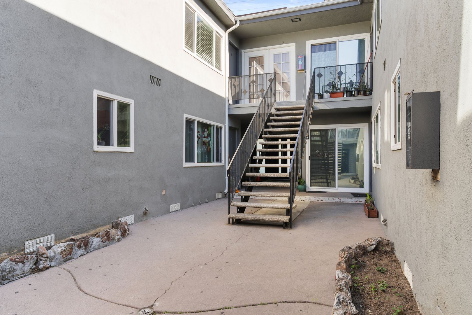 Building Photo - 1431 Obispo Ave