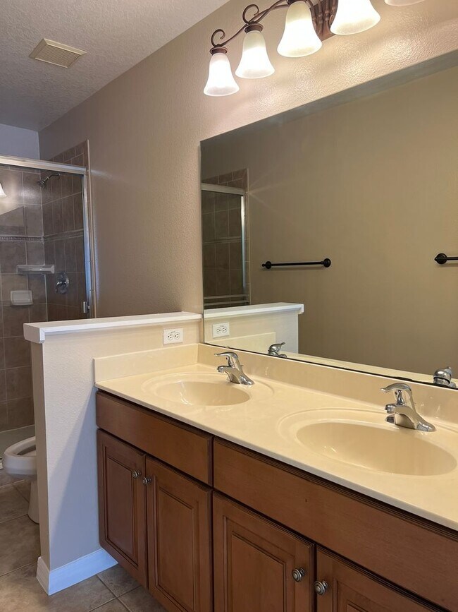 Building Photo - Gated 3/2.5 Townhouse with Garage in Altam...