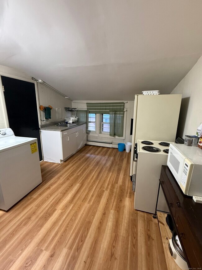 Building Photo - 389 Orange St