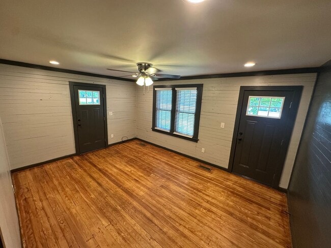 Building Photo - 2 Bed 1 Bath home minutes from everything ...