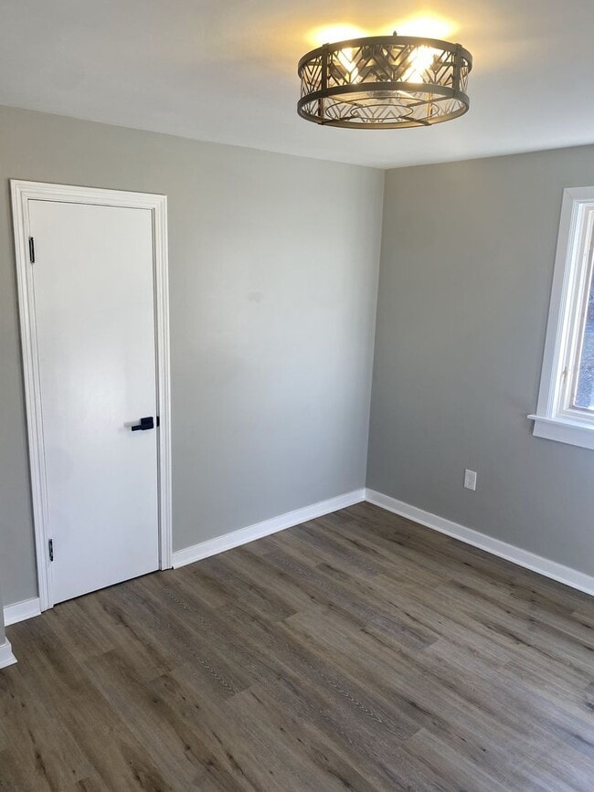 Building Photo - ADORABLE 2 BEDROOM / 1 BATH BRICK RANCH HOME - E McKEEPSPORT