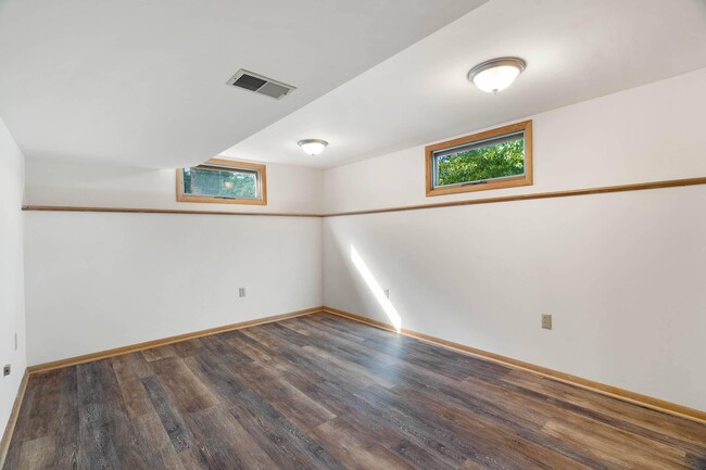 Building Photo - 2107 Garden Dr