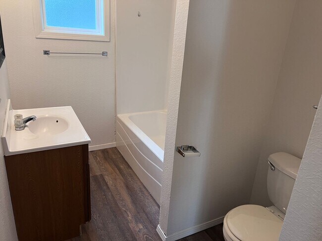 Building Photo - 3-Bed, 1-Bath Duplex with New Flooring & U...