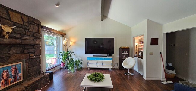 Building Photo - Contemporary Ranch in a beautiful, quiet s...