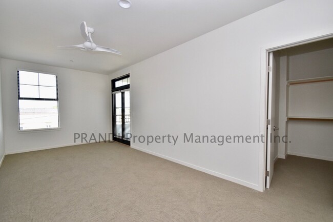 Building Photo - Spectacular 2 Bedroom townhouse apartment.