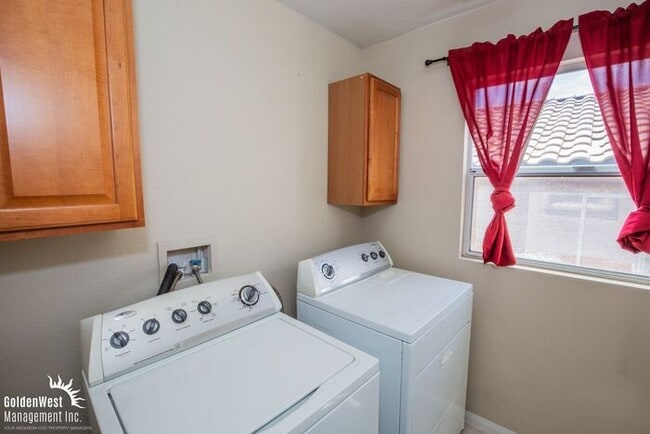 Building Photo - Lovely 3Bdm 2.5Ba Two-Story Home in the Heart of Summerlin!