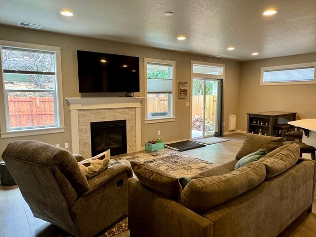 Building Photo - Fully Furnished 3 Bed/2 Bathroom Home-2042...