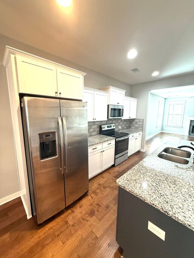 Building Photo - ** 4 Bed 2.5 Bath Located beside Park Cros...