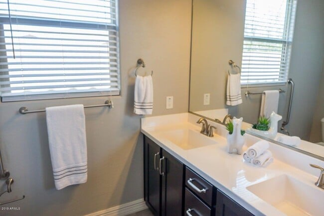 Building Photo - Gorgeous 4 Bed + den Single Level Home in gated community in North Peoria with RV Gate / BBQ!!