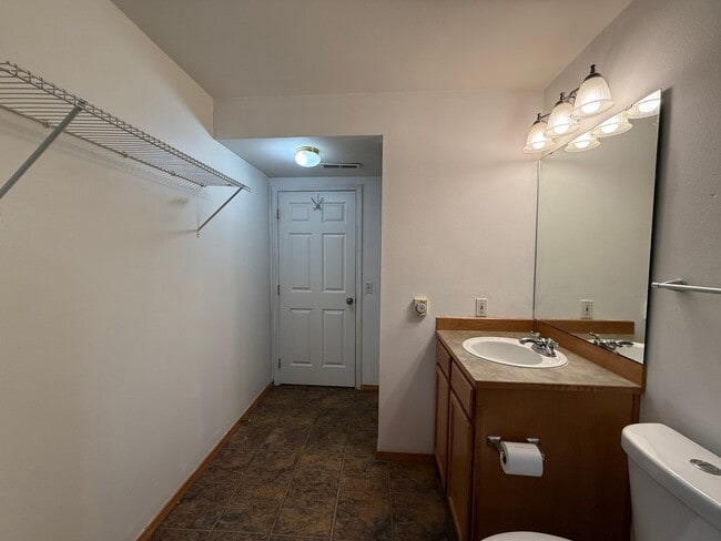 Building Photo - Beautiful Split-Entry 4 Bed 3 Bath Home Fully Fenced Yard