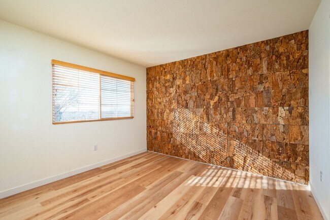 Building Photo - Available Now this Lovely One Bedroom Condo
