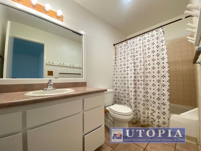 Building Photo - Charming 3 bed, 1.5 bath home in Live Oak, close to the beach and local markets