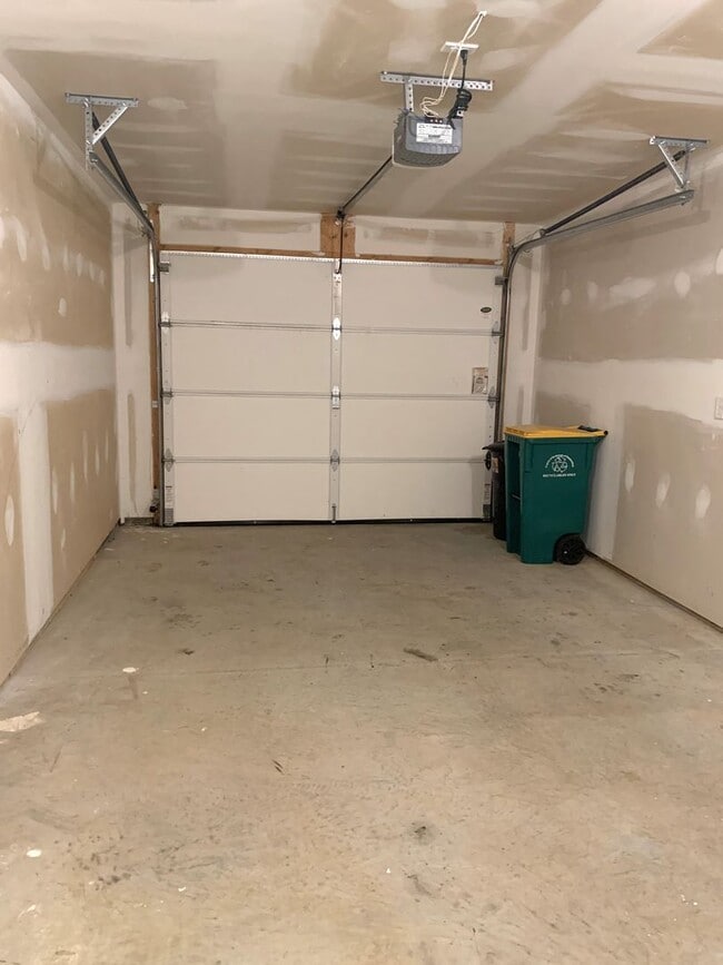 Building Photo - Spacious 3-Bed, 2.5-Bath Townhouse with Fenced Backyard!