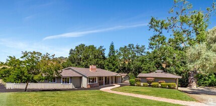 Building Photo - Welcome to Refined Country Living in Los G...