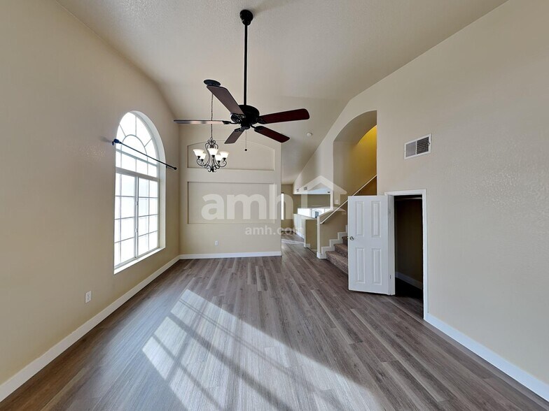 Building Photo - 9563 Lavarun Ct