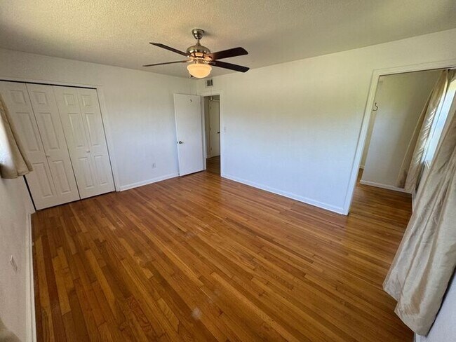 Building Photo - Pensacola - 2 bedroom, 2 bathroom w/ sunro...