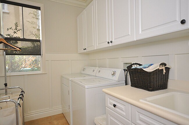 Building Photo - Simply Gorgeous 4+ BR Home with many Amenities!!!