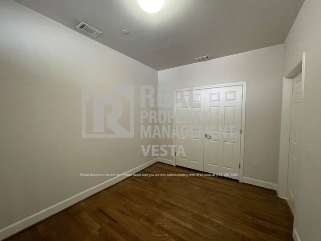 Building Photo - One Bedroom Apartment in Downtown With Ton...